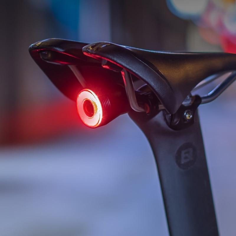 Zadné LED svetlo na bicykel s inteligentným brzdovým senzorom — Ideálne na mestské a športové jazdy