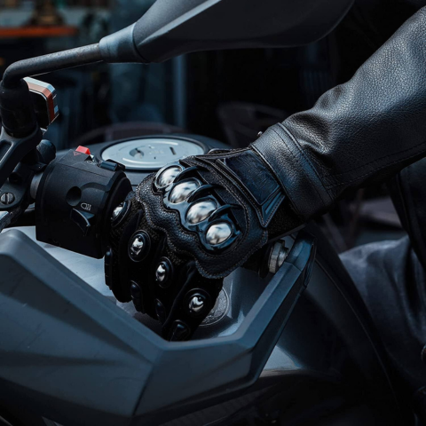 Rękawice motocyklowe z wzmocnionymi osłonami – idealne na drogę i w terenie 